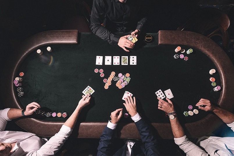 Thao tác đặt cược gọi là Bet Poker