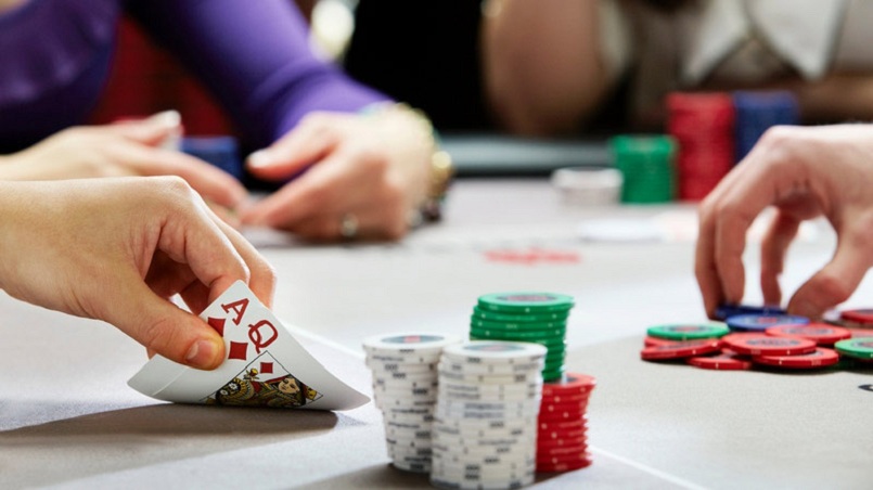 Hành động đánh bài Poker chi tiết